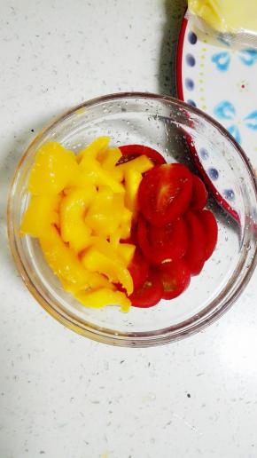 芒果去皮切小块，小番茄洗净切薄片