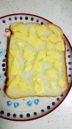 吐司上先铺一层撕碎的芝士片