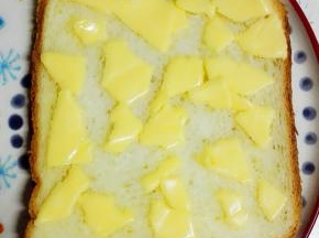 吐司上先铺一层撕碎的芝士片
