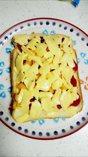 最后铺上一层厚厚的芝士碎片