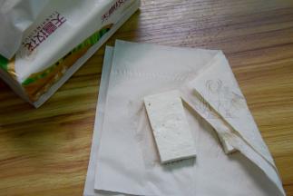用食用级的纸擦干水分，不着急的自然沥干也行