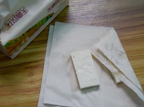 用食用级的纸擦干水分，不着急的自然沥干也行