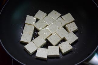 热油锅，将豆腐放进锅里煎，洒点盐