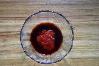 取一个小碗，调入醋、番茄酱、生抽、糖