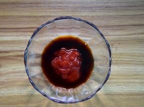 取一个小碗，调入醋、番茄酱、生抽、糖