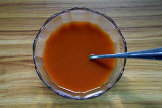 淀粉加1勺水调匀，倒入搅拌均匀待用