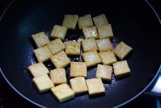 一面煎黄后，翻面煎另一面