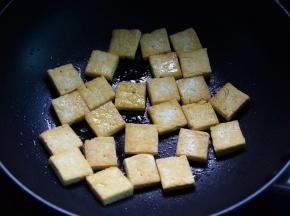 一面煎黄后，翻面煎另一面