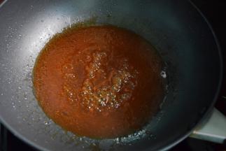 锅里留底油，倒入糖醋汁烧开