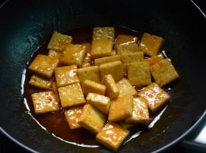 倒入煎好的豆腐炒匀稍煮一会儿