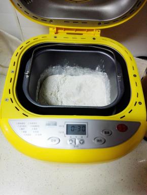 面包机内依次放入：牛奶，炼乳，细砂糖，盐，高粉，低粉，酵母。选择和面功能键30分钟