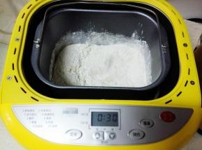 面包机内依次放入：牛奶，炼乳，细砂糖，盐，高粉，低粉，酵母。选择和面功能键30分钟