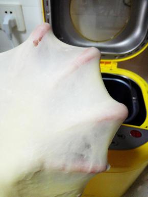 和面剩10分钟时，放入软化的黄油，继续和面，成光滑的面团，且已经有薄膜即可