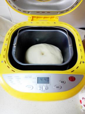 面包机选择发酵功能键，约1小时发酵至2倍大