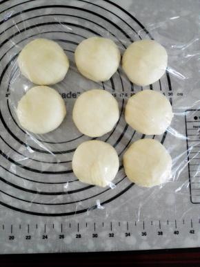 取出面团，分成8个面团，分别揉圆，松弛15分钟