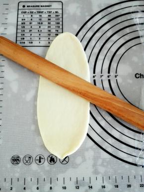 取一个面团，擀成椭圆形