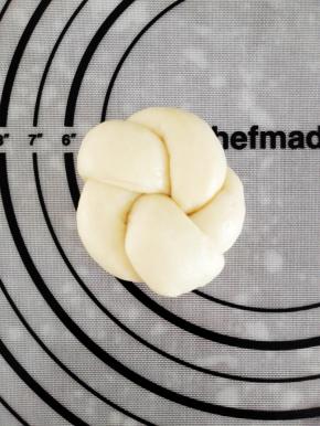 搓成长条后，编成花环状