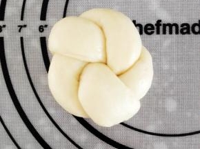 搓成长条后，编成花环状