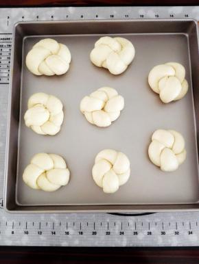 放置在烤盘中，入烤箱进行二次发酵，烤箱底层放一盘开水