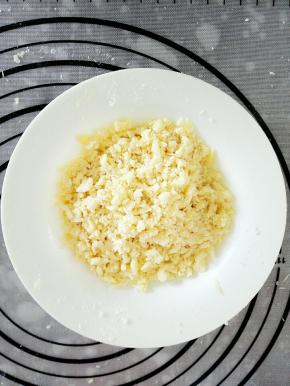 用手搓捏成一粒粒的形状即可