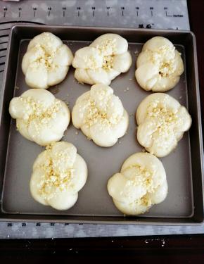 待发酵至2-2.5倍大小时，取出，刷蛋液，撒一层香酥粒