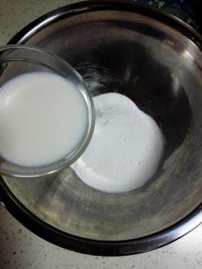 大米粉用40克牛奶拌匀备用