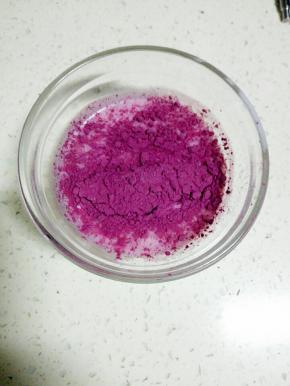 紫薯粉筛入30克牛奶内，拌匀