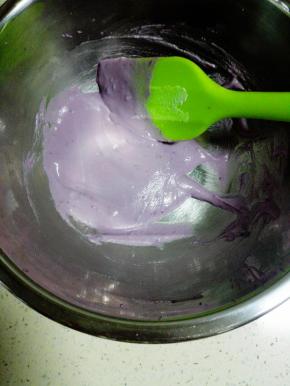 紫薯糊倒入大米糊内，拌匀