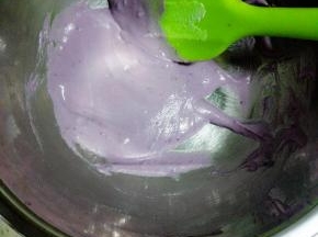紫薯糊倒入大米糊内，拌匀