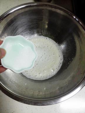 蛋清用电动打蛋器打至粗泡，加入5克细砂糖