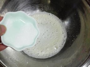蛋清用电动打蛋器打至粗泡，加入5克细砂糖