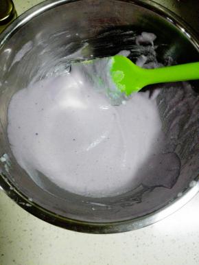 此时米糊内加入几滴柠檬汁，翻拌均匀