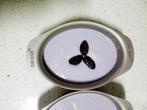 将拌匀的米糊倒入模具中