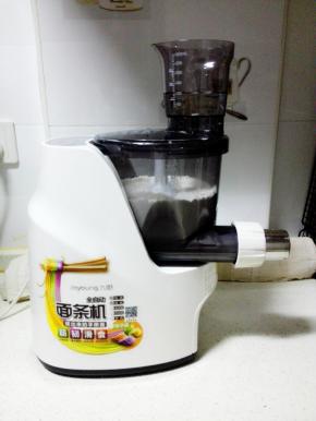 面粉放入九阳面条机内，加入水，选择筋道面