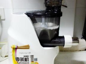 面粉放入九阳面条机内，加入水，选择筋道面