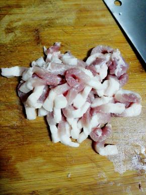 五花肉洗净，切丝