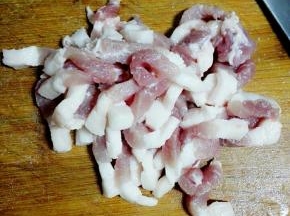 五花肉洗净，切丝