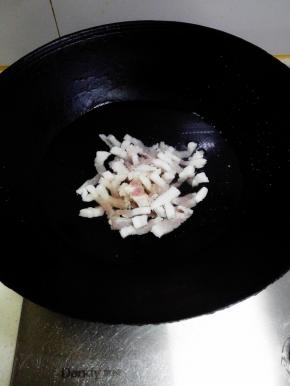 锅内放入清水，放入五花肉丝，适量料酒，大火烧开后（焯水）