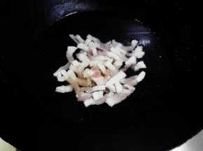 锅内放入清水，放入五花肉丝，适量料酒，大火烧开后（焯水）