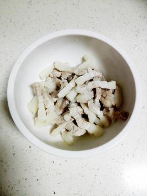 捞出五花肉丝沥水备用