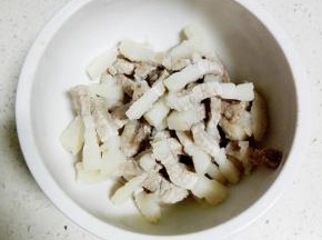 捞出五花肉丝沥水备用