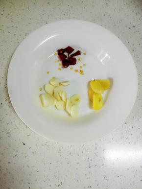 干红辣椒洗净切段，生姜洗净切片，蒜瓣洗净切片