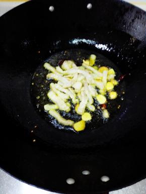 放入五花肉丝，煸炒