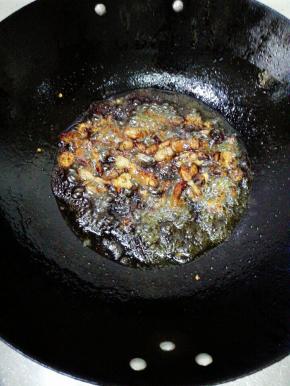 加入老抽，煸炒至金黄色