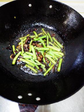 加入长豇豆翻炒3分钟