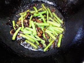 加入长豇豆翻炒3分钟