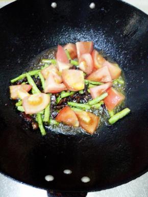 加入西红柿块翻炒3分钟