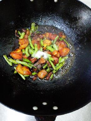 加入一茶匙盐，翻炒后