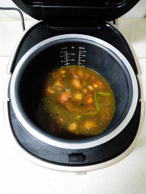 将所有材料倒入九阳铁釜电饭煲中