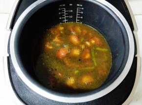 将所有材料倒入九阳铁釜电饭煲中